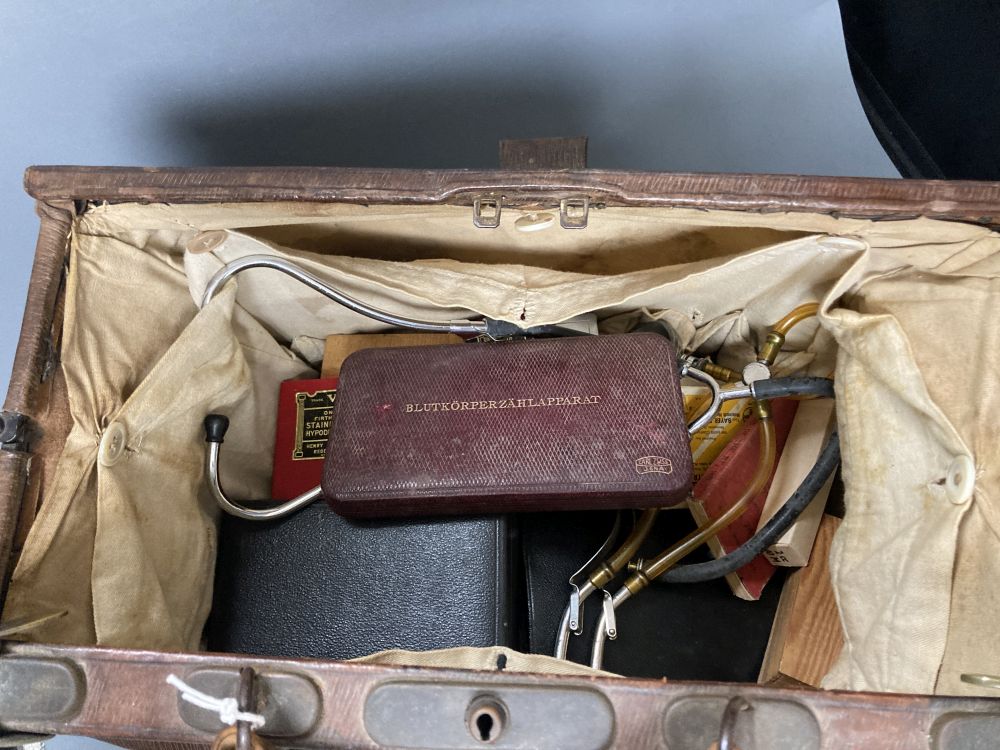 A Victorian leather doctors Gladstone bag including doctors equipment, height 29cm excluding handle